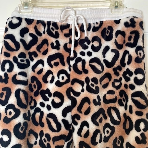 Secret Treasures Lounge Set - Picture 8 of 10